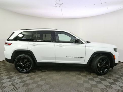 Used 2023 Jeep Grand Cherokee Altitude AWD/4WD image 14