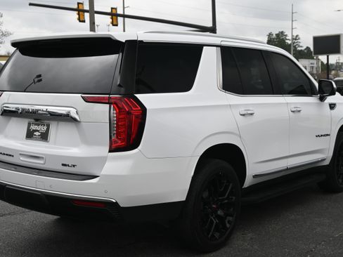 Used 2022 GMC Yukon SLT w/ SLT Premium Package image 16