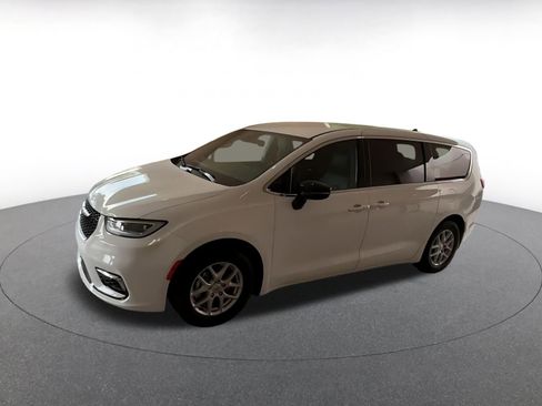 Used 2025 Chrysler Pacifica Select image 8