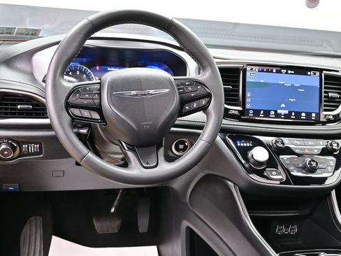 Used 2025 Chrysler Pacifica Limited FWD image 30