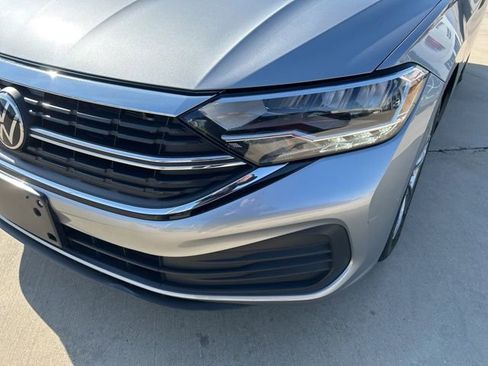 Used 2024 Volkswagen Jetta SE image 4