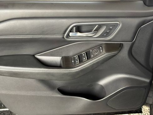 Used 2025 Nissan Rogue Platinum w/ Platinum Premium Package FWD image 3