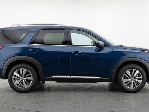 Used 2025 Nissan Pathfinder SV image 11