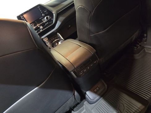 Used 2021 Toyota Highlander XLE AWD/4WD image 23