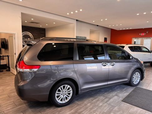 Used 2014 Toyota Sienna XLE w/ XLE Premium Package FWD image 11