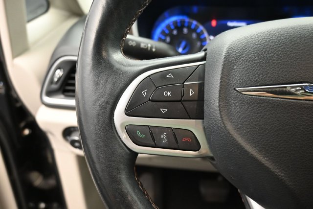 Used 2017 Chrysler Pacifica Touring-L Plus FWD image 18