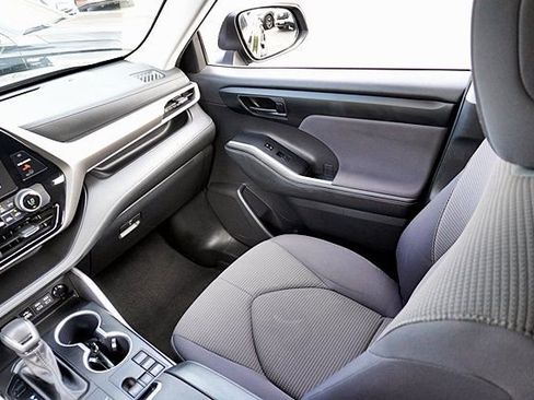 Used 2024 Toyota Highlander LE image 24
