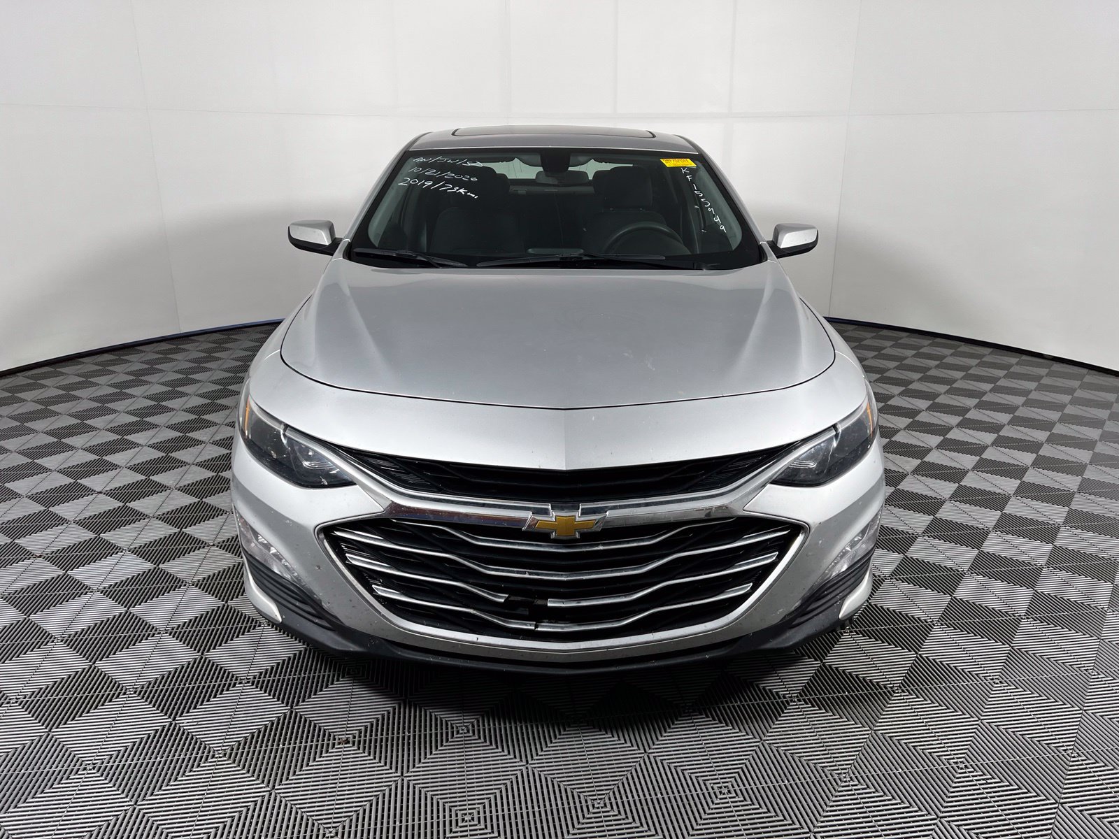 Used 2019 Chevrolet Malibu LT FWD image 2