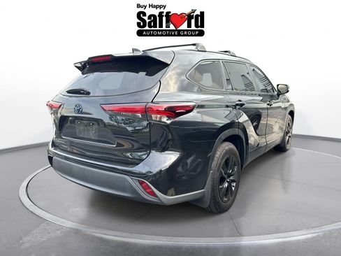 Used 2024 Toyota Highlander XLE AWD/4WD image 3