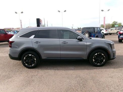 Used 2025 Kia Sorento S w/ Panoramic Sunroof Package image 6