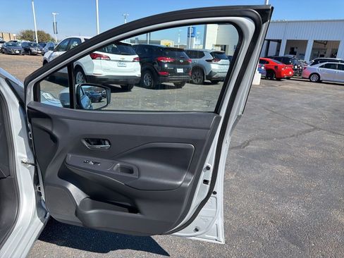 Used 2025 Nissan Versa SV image 29
