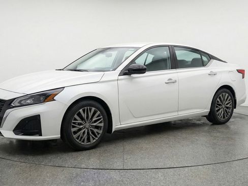 Used 2025 Nissan Altima 2.5 SV FWD image 3