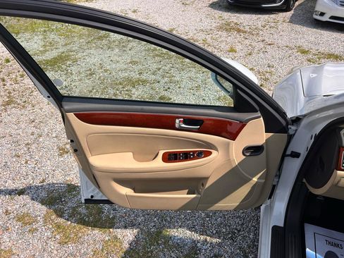 Used 2012 Hyundai Genesis 3.8 RWD image 13