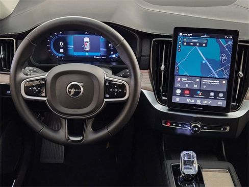 Used 2025 Volvo XC90 B5 Plus image 27