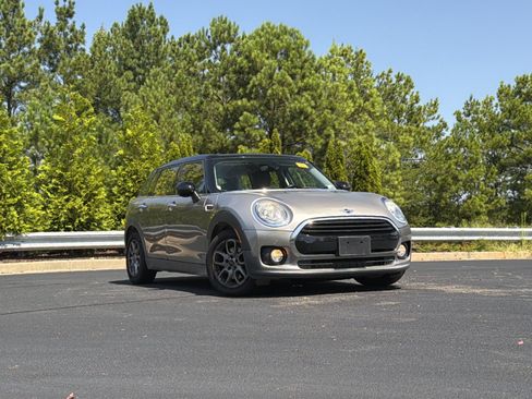 Used 2016 MINI Cooper Clubman FWD image 2