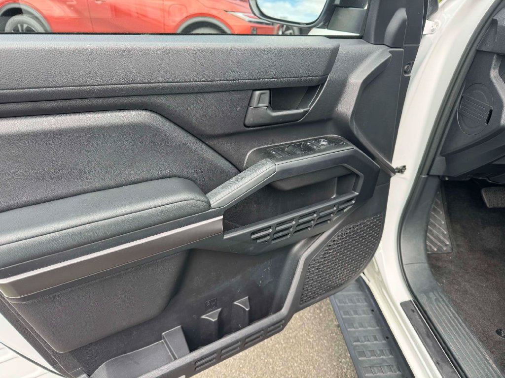 Used 2025 Toyota 4Runner SR5 AWD/4WD image 17