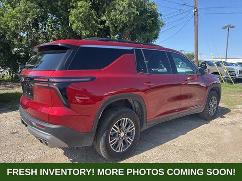 Used 2025 Chevrolet Traverse LT w/ Driver Confidence Package FWD image 2