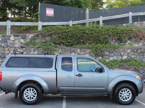 Used 2017 Nissan Frontier SV w/ SV Value Truck Package AWD/4WD image 5