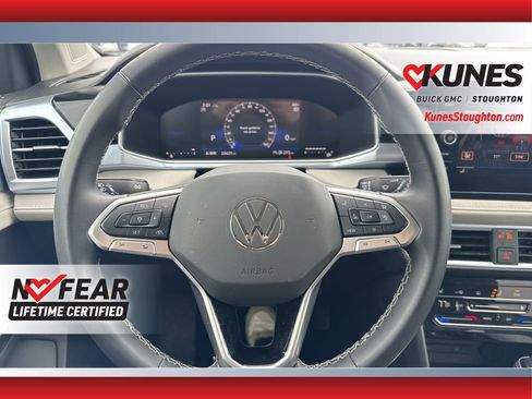 Used 2025 Volkswagen Taos SE AWD/4WD image 24