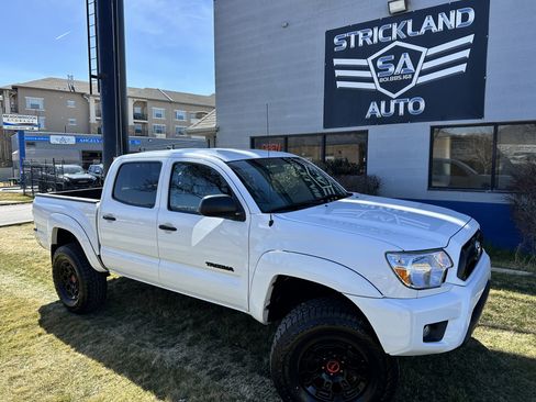 Used 2015 Toyota Tacoma w/ SR5 Package image 2