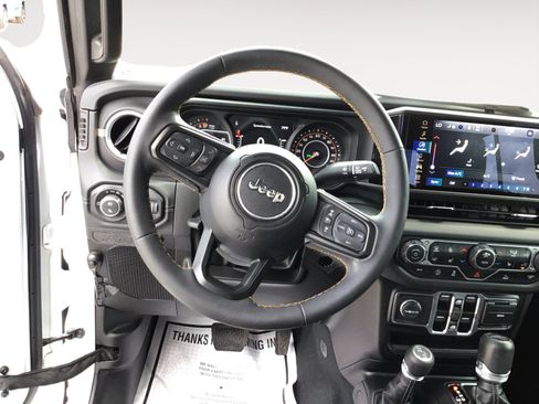 Used 2024 Jeep Gladiator Mojave AWD/4WD image 12