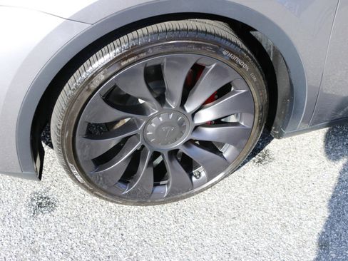 Used 2024 Tesla Model Y Performance image 14