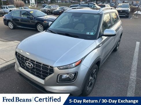 Used 2023 Hyundai Venue SEL image 2