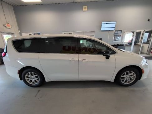 Used 2025 Chrysler Pacifica Select FWD image 6