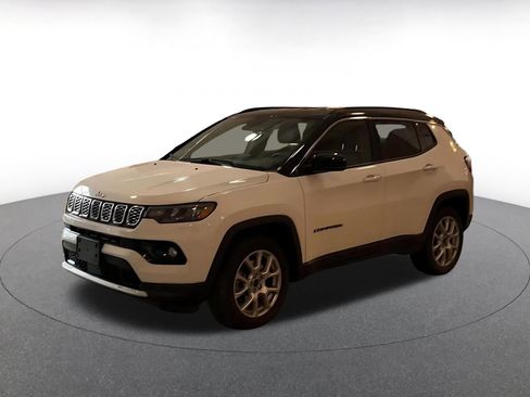 Used 2025 Jeep Compass Limited image 8