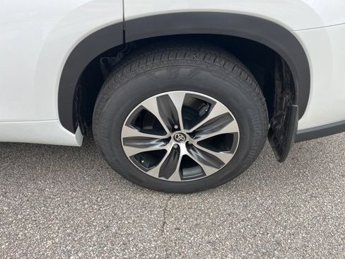 Used 2025 Toyota Highlander XLE image 33