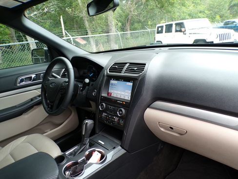 Used 2018 Ford Explorer XLT w/ Equipment Group 202A FWD image 12