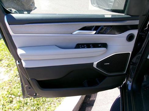 Certified 2025 Jeep Wagoneer 4WD image 6
