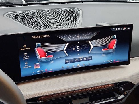 Used 2025 BMW 330i xDrive Sedan w/ Convenience Package image 15