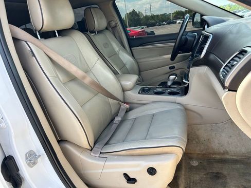 Used 2018 Jeep Grand Cherokee Overland AWD/4WD image 8