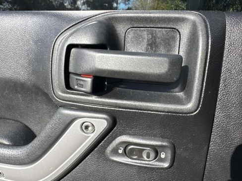 Used 2013 Jeep Wrangler Unlimited Sahara w/ Connectivity Group image 9