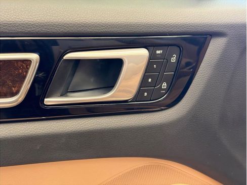 Used 2022 Porsche Cayenne Platinum Edition image 10