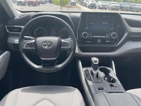 Used 2021 Toyota Highlander LE FWD image 14