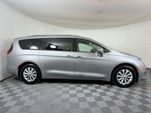 Used 2019 Chrysler Pacifica Touring-L image 8