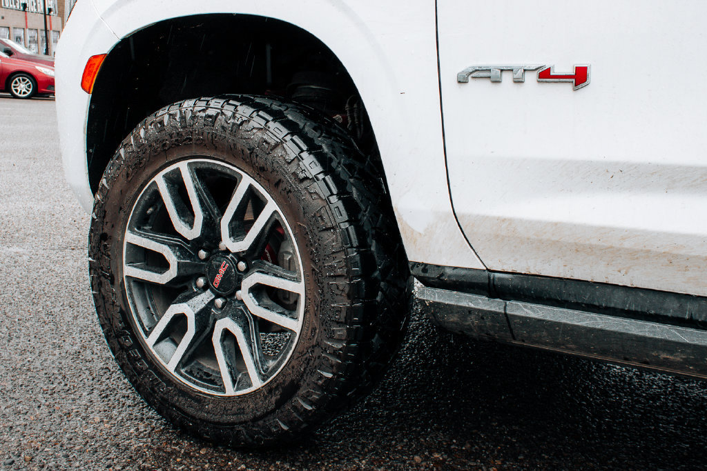 Used 2021 GMC Yukon AT4 w/ Technology Package AWD/4WD image 9