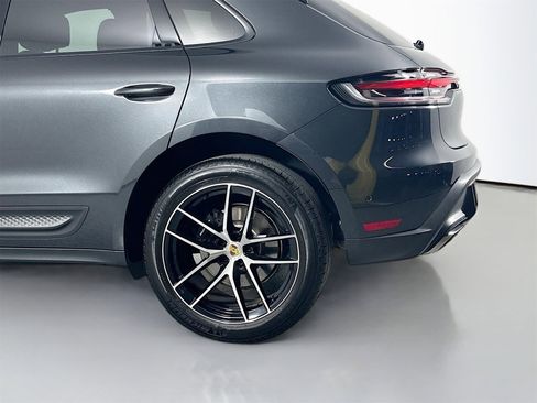 Certified 2025 Porsche Macan image 11