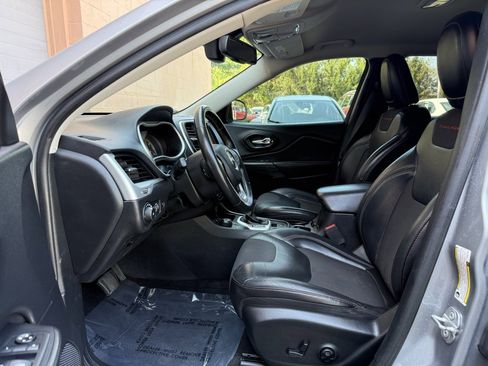 Used 2017 Jeep Cherokee Trailhawk w/ Comfort & Convenience Group image 11