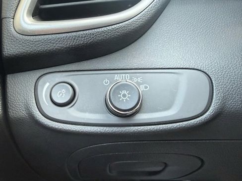 Used 2022 Chevrolet Trax LT w/ LT Convenience Package image 24