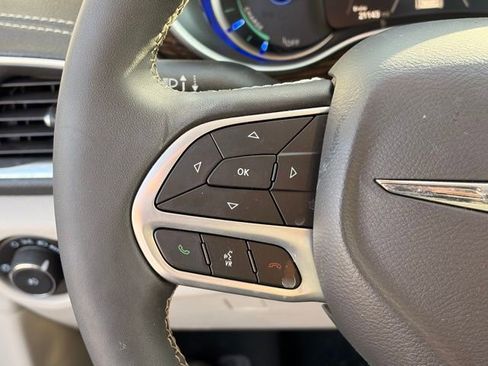 Used 2023 Chrysler Pacifica Limited w/ Uconnect Theater Family Group FWD image 26