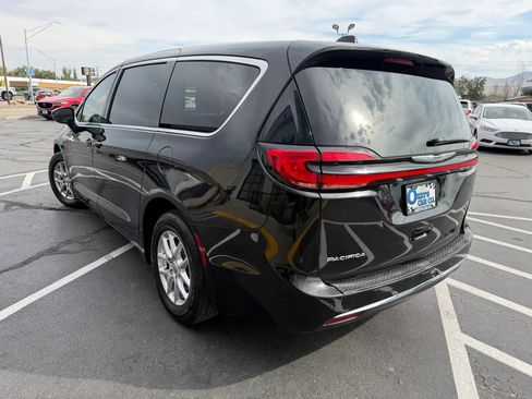 Used 2023 Chrysler Pacifica Touring-L FWD image 5