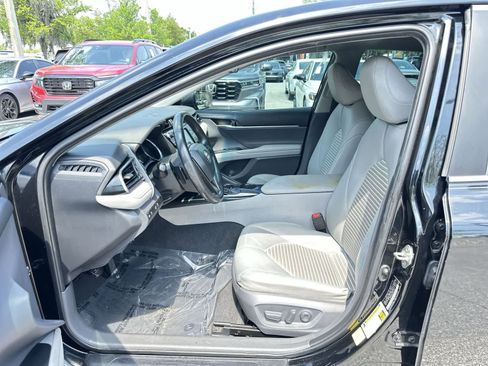 Used 2019 Toyota Camry SE image 2