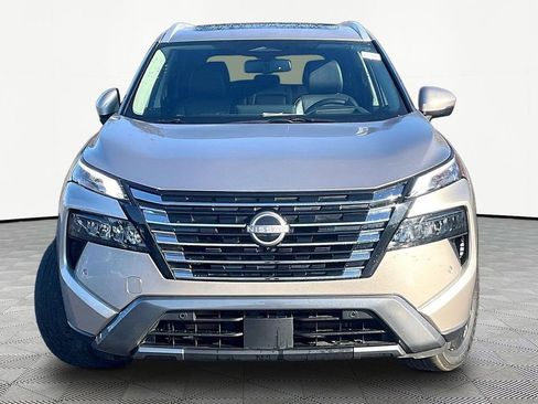 Used 2025 Nissan Rogue SL w/ Tech Package image 2