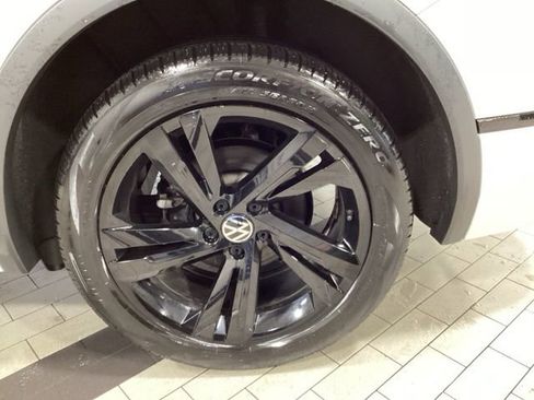 Used 2023 Volkswagen Tiguan SE R-Line image 26