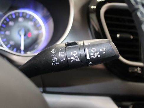 Used 2024 Chrysler Pacifica Touring-L image 18