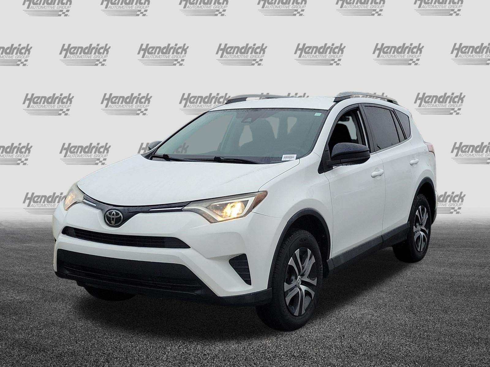 Used 2018 Toyota RAV4 LE FWD image 3