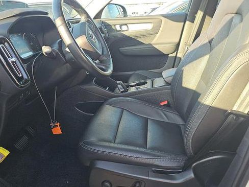 Used 2021 Volvo XC40 T4 Momentum w/ Protection Package Premier image 6